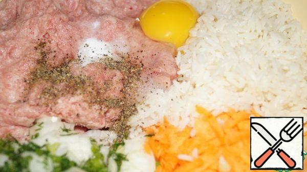 Prepare the ingredients for the filling. (I don't overcook the vegetables, turning them into minced meat, just chop them.) Boil the rice until half cooked. Put everything in an enameled bowl.
