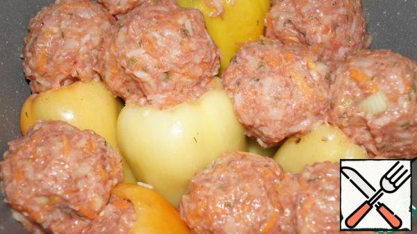 Stuff the peppers with this filling, put them in a pot or in a stainless steel saucepan. Form balls from the remaining minced meat and put them on top of the peppers.
