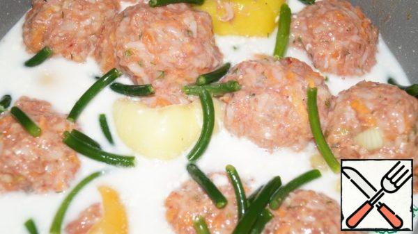 Prepare the sauce: mix sour cream with mayonnaise and warm boiled water, add salt, sugar to taste and garlic arrows. Pour the sauce into the cauldron.
