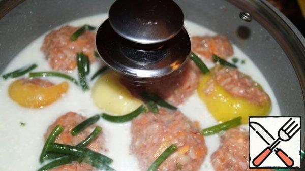 Cover the cauldron with a lid and put on medium heat until boiling.
