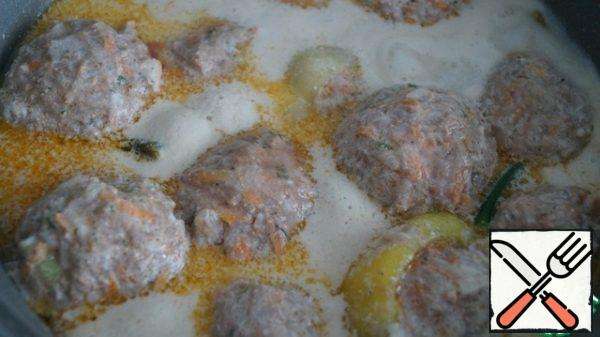 When the sauce boils, reduce the heat to low, simmer the peppers for 40 minutes.
