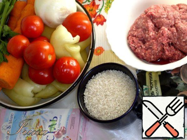 Peel and wash the carrots and onions. Wash the tomatoes and peppers. Peel the pepper from the seeds.
