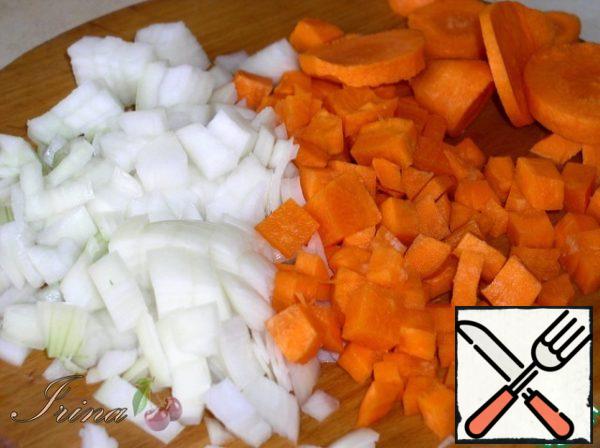 Cut onions and carrots into large cubes.
