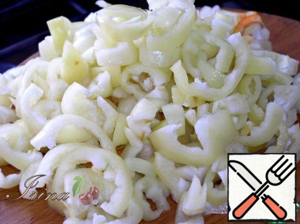 Cut the pepper into half rings.
