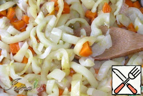 Pour vegetable oil into a frying pan (preferably into a cauldron, where the dish will be prepared) and put the prepared vegetables. Stir and simmer until the carrots are soft. I will bake in the oven in a large saucepan with a volume of 3.5 liters. But also cook on the stove in a cast-iron cauldron.
