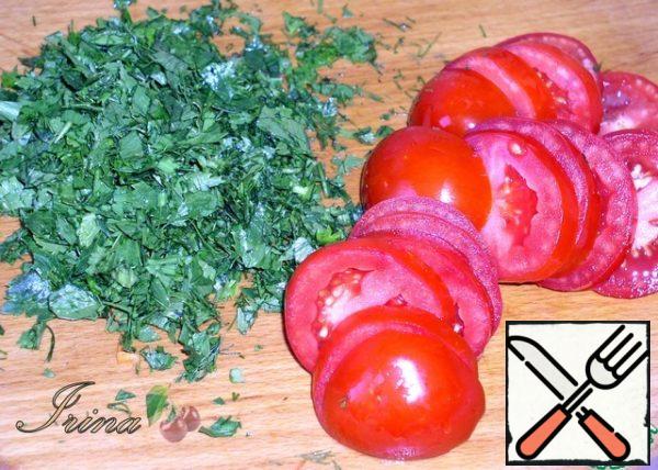 Pour boiling water over the tomatoes and peel them (you can skip this step). Cut into rings. Finely chop the greens with a knife (I love the combination of pepper and celery, so in the photo - he liked it). You can do without greenery. But since summer is plentiful, you should not miss this opportunity.
