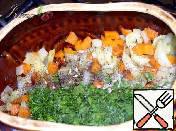 Transfer the vegetables from the frying pan to a cauldron or saucepan (like mine). Put the pieces of minced meat, herbs, salt, season with lemon juice and add spices to taste. Mix thoroughly and pour 3 cups of boiling water into the cauldron. Pour the steamed rice, put the tomato rings and cover with a tight lid.
