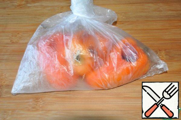 Put the finished hot pepper in a bag for 30 minutes.
