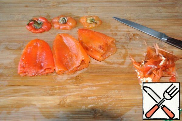 After that, the peel is easily removed and removed.
We cut off the top of the pepper, peel it from the seeds.