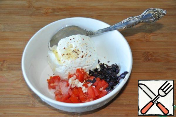 Take the ready-made cottage cheese, add salt, ground chili pepper, honey, squeezed or finely chopped garlic, put finely chopped hard, ripe tomatoes and basil.
