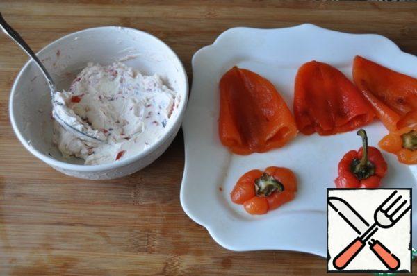 Gently mix the filling so as not to crush the tomatoes.
