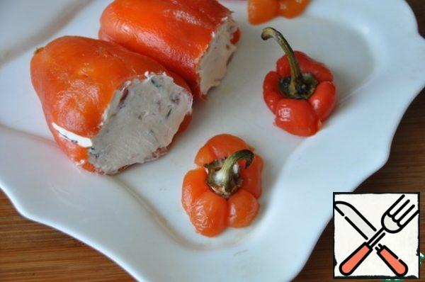 The resulting filling is tightly stuffed with pepper. Refrigerate for at least 1 hour. If you need it quickly, then put it in the freezer for 20 minutes.
