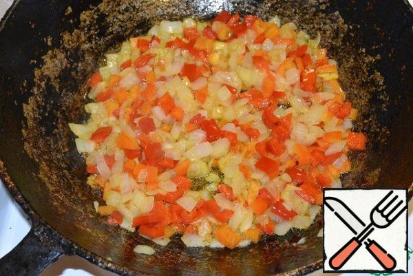 Onion, pumpkin and bell pepper cut into small cubes. Lightly fry the vegetables in vegetable oil until half-cooked.
