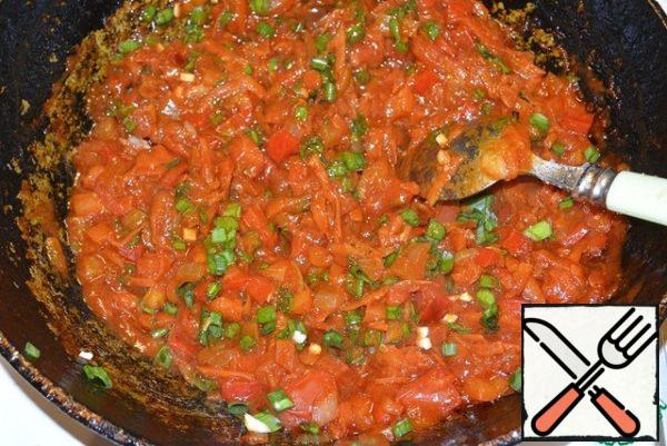 Chop the garlic and finely chop the greens. Salt and pepper. To interfere. Bring to a boil, turn off the heat.
