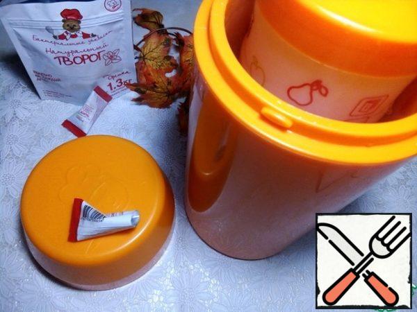 Put it in a yogurt container for fermentation. Pour boiling water, close the lid and leave for 6-10 hours.
