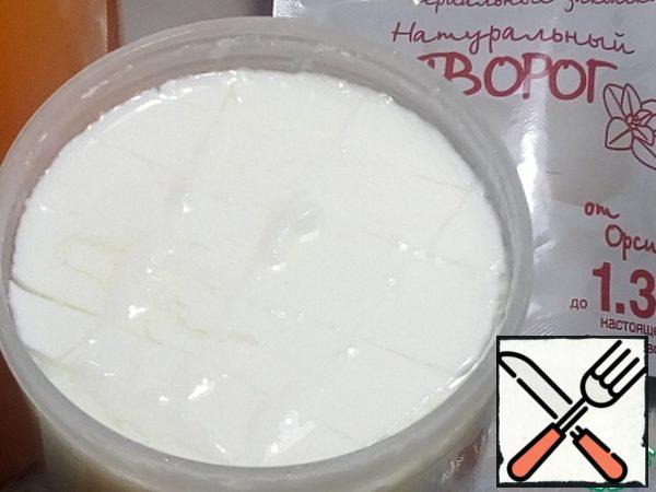 After the time has elapsed, we will have a fermented milk product. The bunch should be cut lengthwise, across into cubes of 2 cm and horizontally. Place directly in a glass on a water bath and heat to 50-60 ° C until the serum begins to separate, this is 15-20 minutes.
