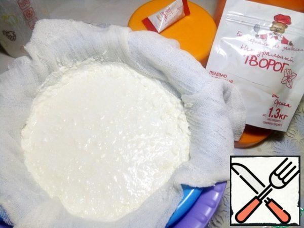 Spread the gauze in four layers, cover with a colander, which put on a bowl or baking sheet and pour out the clot. Allow the serum to drain completely in suspension.
