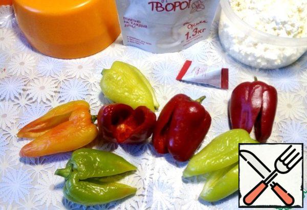 For cooking, the cottage cheese should be squeezed well. My pepper, cut from the sharp end to the wide one not to the end and take out the seed capsule with a teaspoon. It is beautiful to use peppers of different colors and slightly wilted for this dish, then they are easy to clean and do not collapse. I held it in the sun for this purpose. Well, there is, as it will be.
