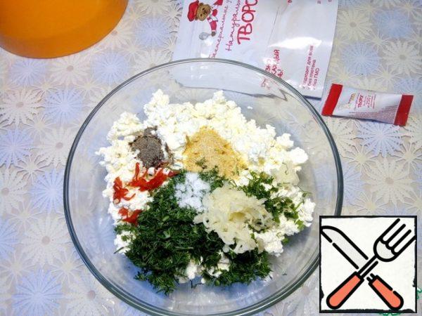 In the finished cottage cheese, add finely chopped dill, grated garlic, crushed chili pepper, which you take to taste, but there must be bitterness, it gives the dish a separate taste. Also add dry garlic, salt and ground black pepper or a mixture of peppers. Spices can be changed to your liking.
