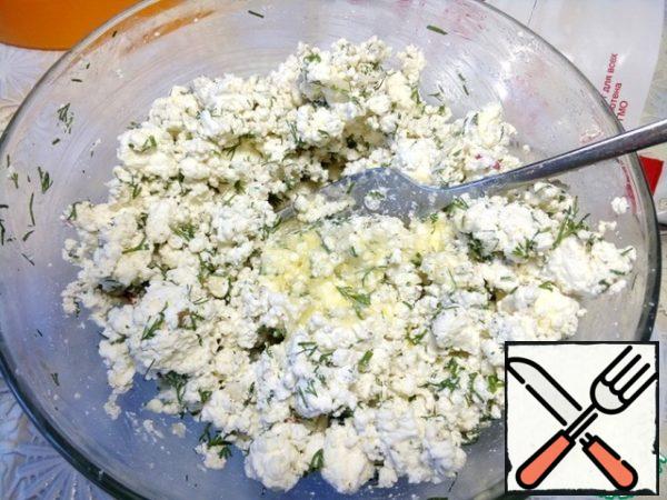Mix everything thoroughly, try it to your taste. Beat the egg with a fork and add to the minced meat with a spoon, it took me 1.5 tbsp.l. Otherwise, the egg will go for lubrication.
