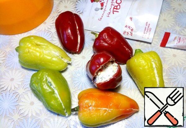 Tightly stuff the peppers cooked with cottage cheese filling.
