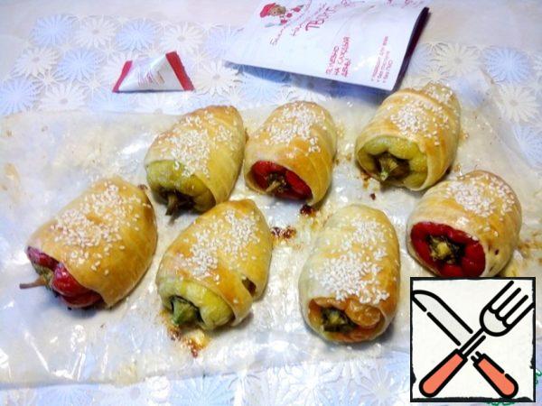 Here they are, handsome, just out of the oven. And the fragrance is worth it, you can't resist. This is done very quickly and easily, and the result is amazing. Let the pepper cool.