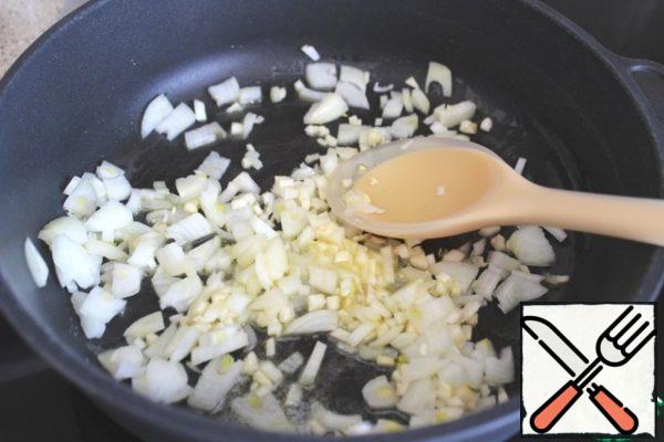 Fry the onion and garlic in butter until soft.
