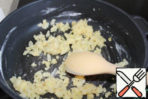 Add to the onion and garlic, rolled in flour, then stir and lightly fry.
