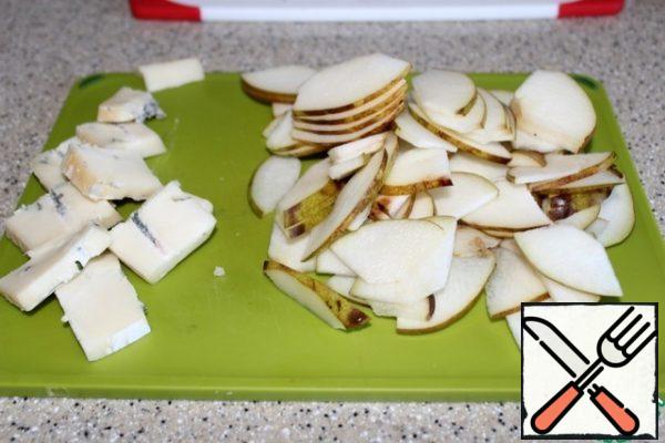 Cut the cheese and pear into small thin slices.
