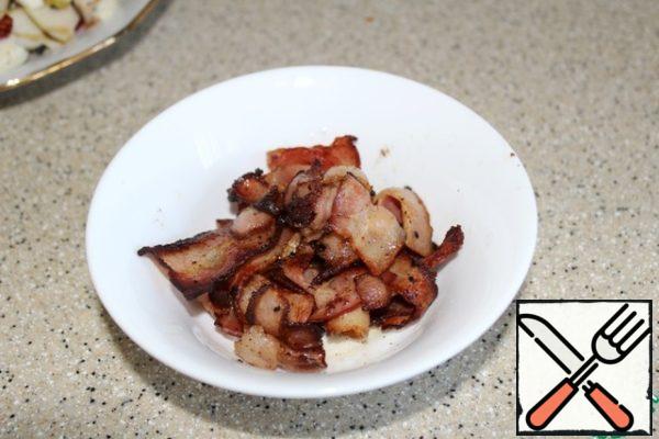 Cut the bacon into pieces 2-3 cm long, fry in a dry frying pan over medium heat until browned, remove from the pan.
