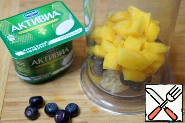 Mango cut into pieces. And add to the banana with blueberries.
