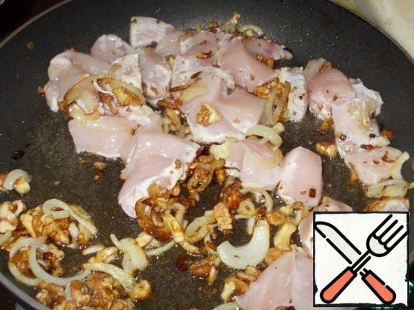 When the onions and nuts turn golden and the pleasant aroma of fried onions goes, add the fillet to the pan.
