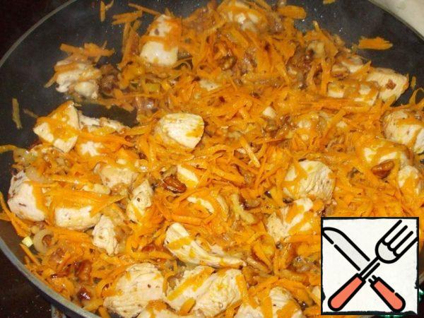 Add the carrots, stir and fry everything together for another 2-3 minutes.
