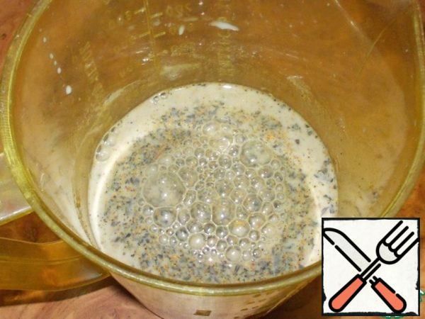 At this time, mix the milk, spices, salt and flour. Stir with a whisk so that there are no lumps.
