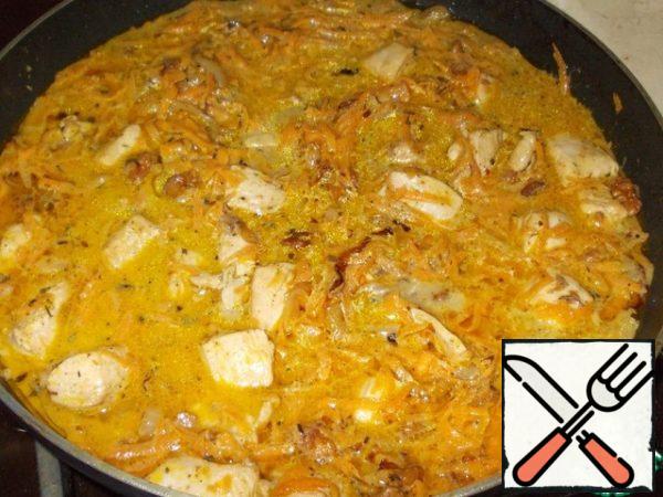 Fill the fillet with the prepared mixture. Mix it. Boil the contents almost instantly. Make a small fire. Cover with a lid and simmer for 10-12 minutes.