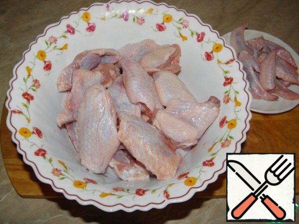 Cut the wings at the seam into 3 parts (the smallest tips, as a rule, went into the broth).
