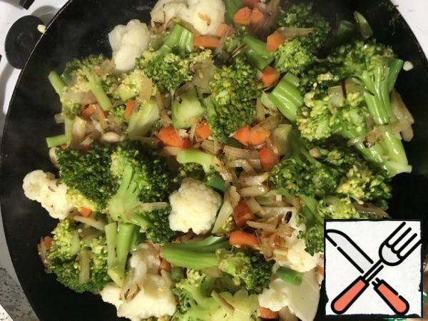 Lay out the workpiece (remember, without defrosting). Cover with a lid, cook over medium heat for 5-7 minutes. It is necessary to store vegetables in frozen form.
