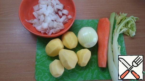 Peel potatoes, carrots, onions. Wash and dry the celery. Fillet cut into small pieces.
