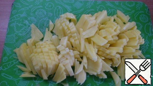 Cut the potatoes into slices.
