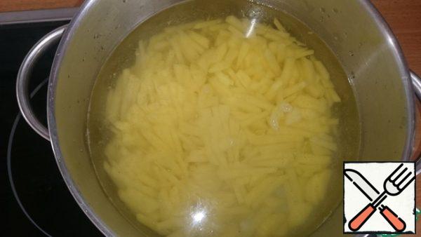 And we put it on the stove to cook. Adjust the amount of water indicated for making a thick soup to your liking.
