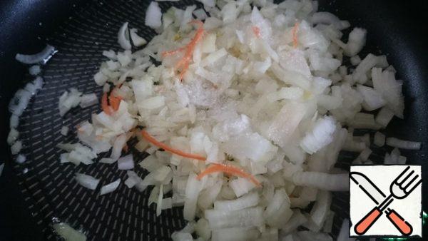 Then there are two options: the first is to fry the vegetables, the second is to add the raw ones to the half-cooked potatoes. Today I decided to pre-fry in vegetable oil.
First fry the onion until golden brown. I added 1/2 tsp sugar for caramelization, but this is for an amateur.