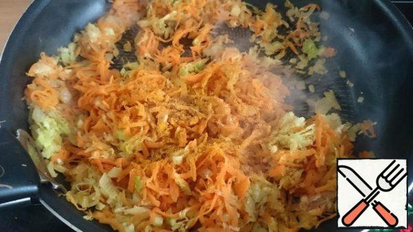 Add spices (curry, coriander), mix and remove from the stove.
