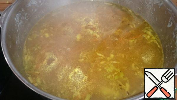 Potatoes are boiled by this time and boiled until half cooked. Add the fried vegetables. Add salt to taste.
