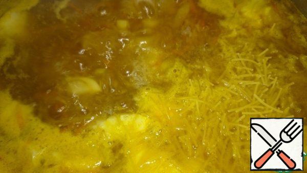 Add a handful of vermicelli, stir and cook for another 3 minutes.
