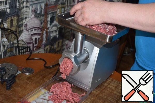 Install a grate with small holes and scroll the stuffing again. Cool again and scroll, carefully removing the long strips of minced meat, trying to keep them whole and not mix.
