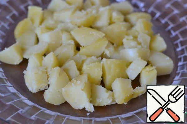 Put potatoes on a large plate.
