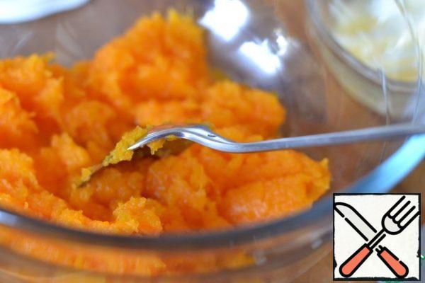 Peel the pumpkin, cut into pieces and boil until tender.
Drain the water and mash the pumpkin with a fork.
