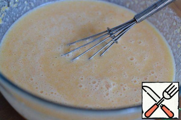 In a bowl, mix the yolks, milk, melted and cooled butter, pumpkin puree.
