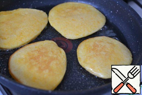 Bake in a preheated frying pan with sunflower oil.
