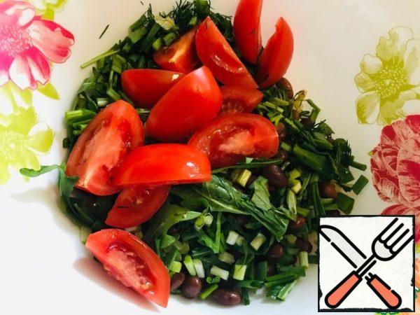 Add chopped tomatoes, season with soy sauce and butter.
The original recipe used sesame oil.